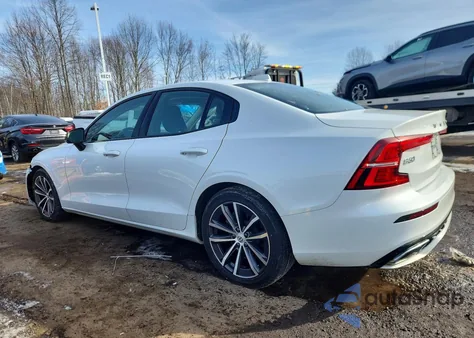 2022 Volvo S60 B5 Momentum z USA, uszkodzony, nr VIN 7JRL12TZ7NG173921